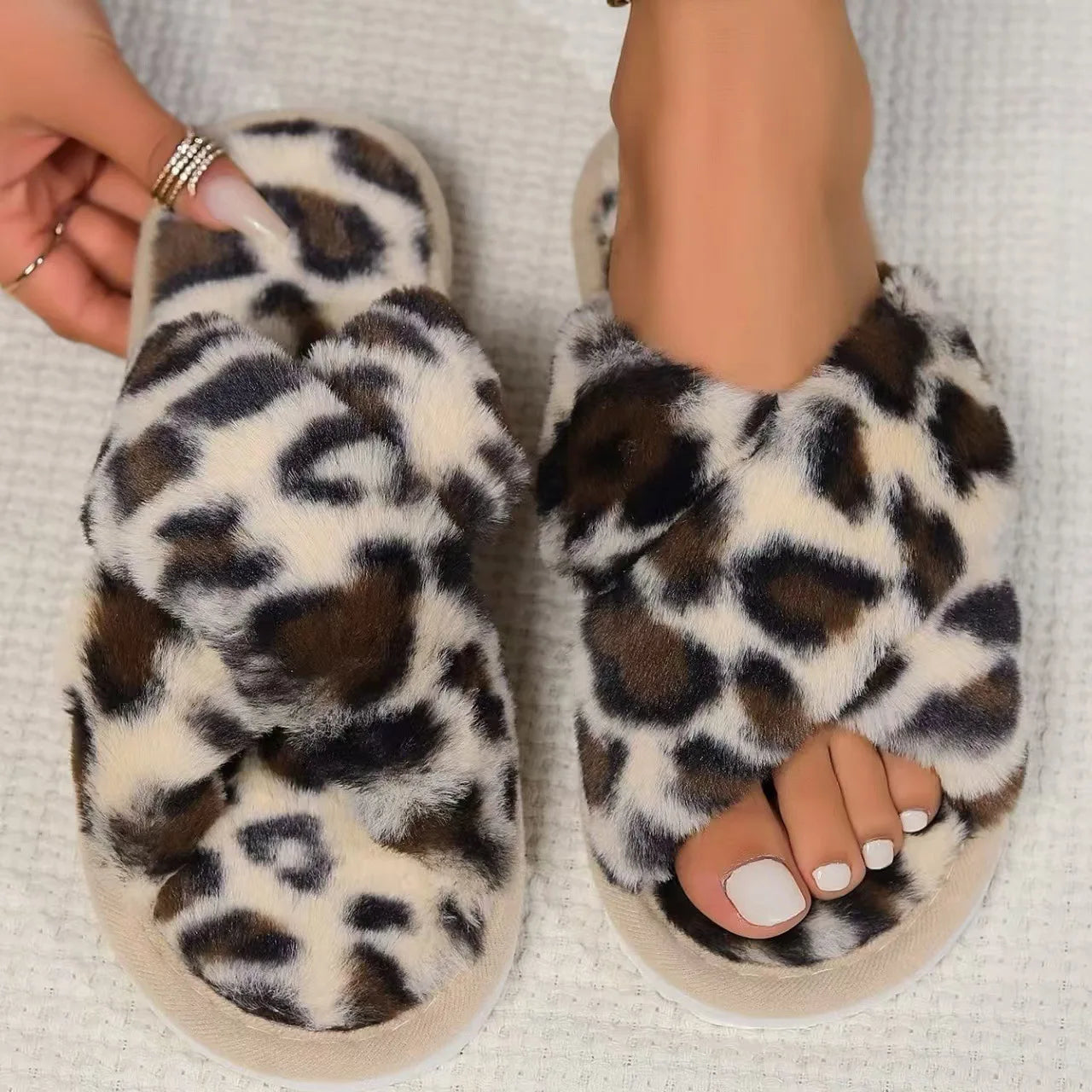 Popular Cross Furry Slippers Female Fluffy Slides Autumn Winter Outdoor Fashion Sexy EVA Light Flip Flops Sweat Soft Flat Shoes